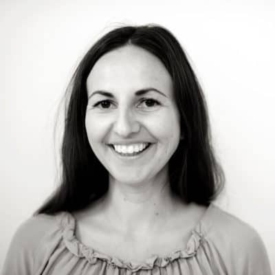 Menneskene Portrettbilde av smilende dame