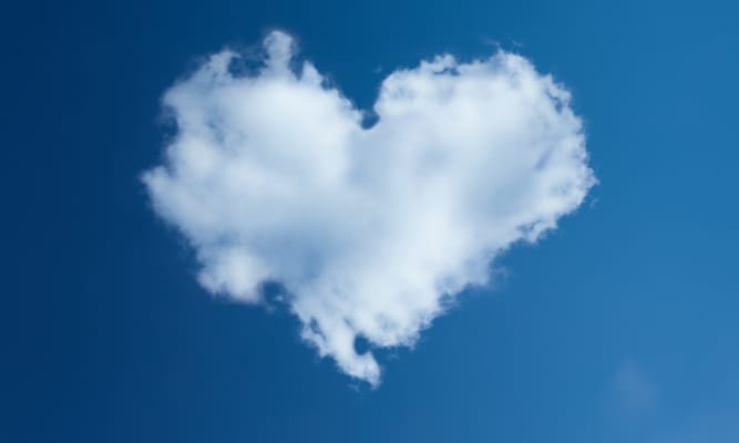 Hjärtformat moln på himlen. Uppföljning av sjukfrånvaro i molnet