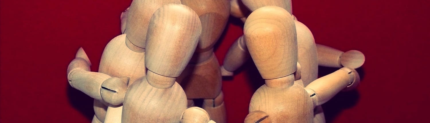 Trefigurer holder rundt hverandre. Bedre samarbeid ved hjelp av gruppeveiledning