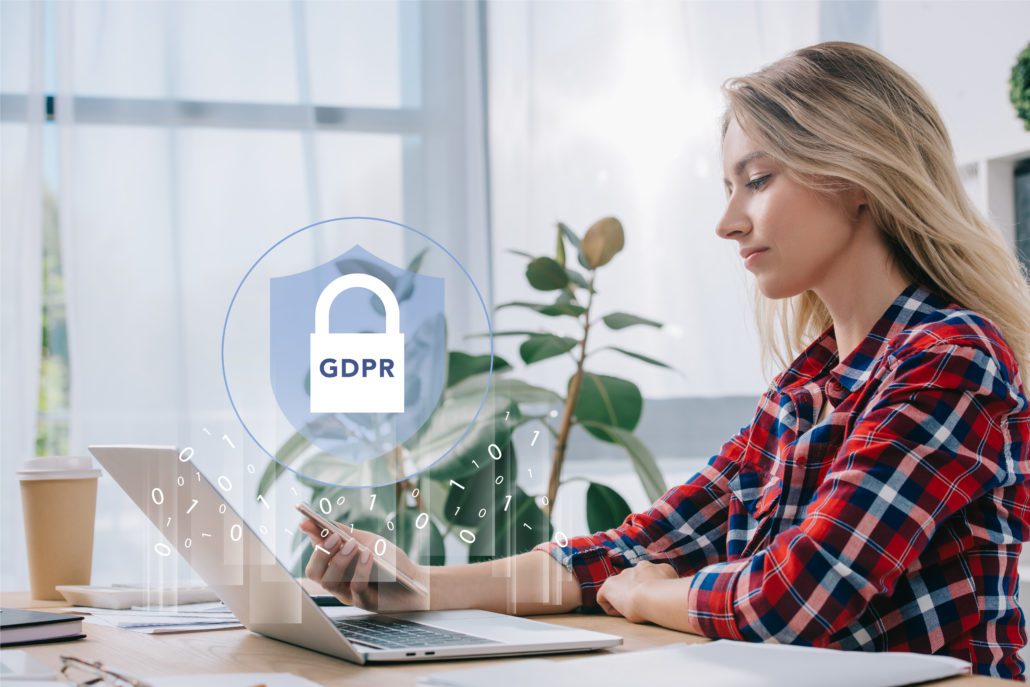 Dame jobber på Laptop - GDPR - SAP ILM