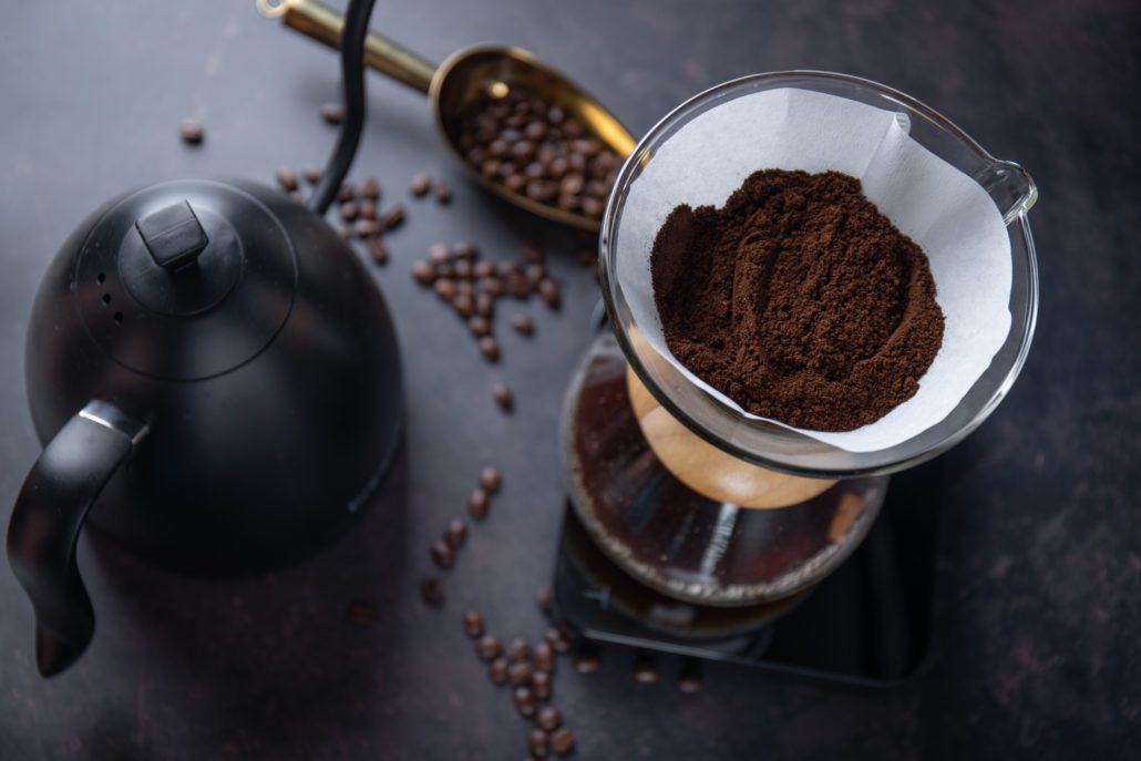 barista pouring coffee with chemex 2023 03 17 01 34 23 utc