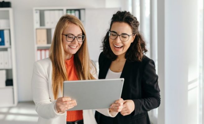 2 ansatte som prater om HR-system
